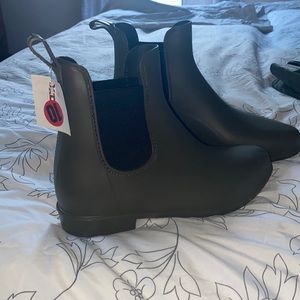 NEVER WORN Dark green boots with a tiny heel